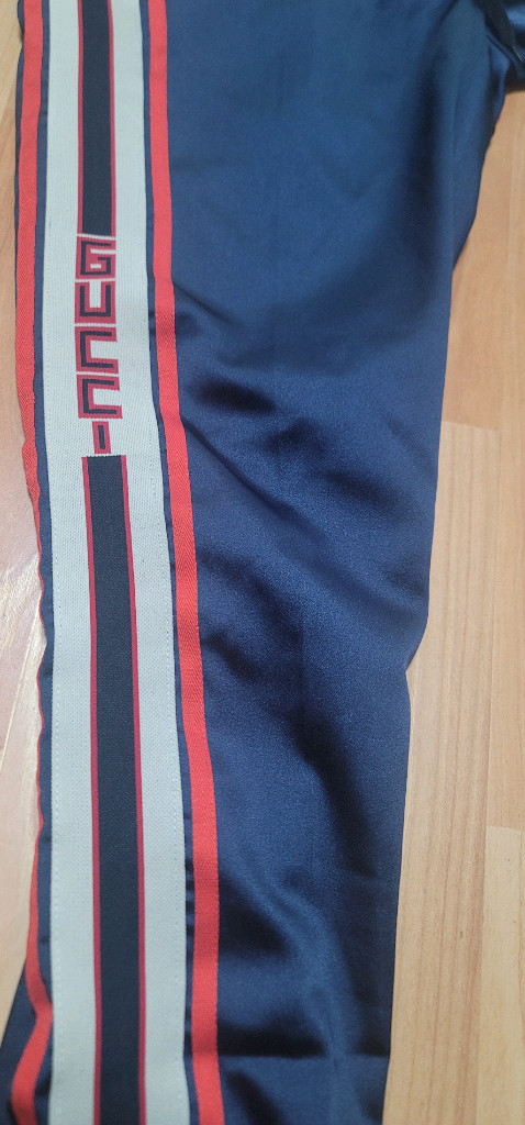 구찌 테크니컬 저지 조거 팬츠 (네이비)옷이 너무 많지만 오래전 지인에게 귀한 선물로 받은 구찌 저지 바지입니다. 이미지