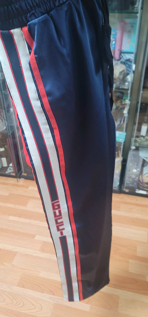 구찌 테크니컬 저지 조거 팬츠 (네이비)옷이 너무 많지만 오래전 지인에게 귀한 선물로 받은 구찌 저지 바지입니다. 이미지