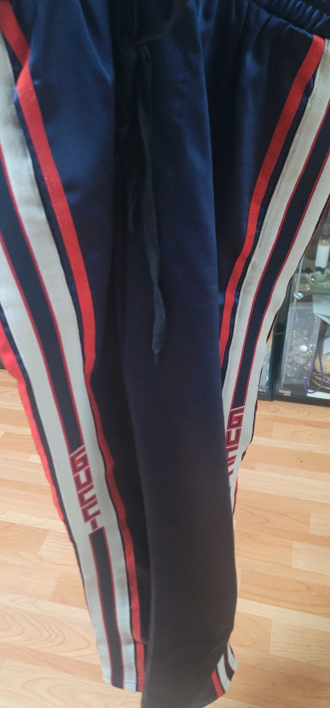 구찌 테크니컬 저지 조거 팬츠 (네이비)옷이 너무 많지만 오래전 지인에게 귀한 선물로 받은 구찌 저지 바지입니다. 이미지