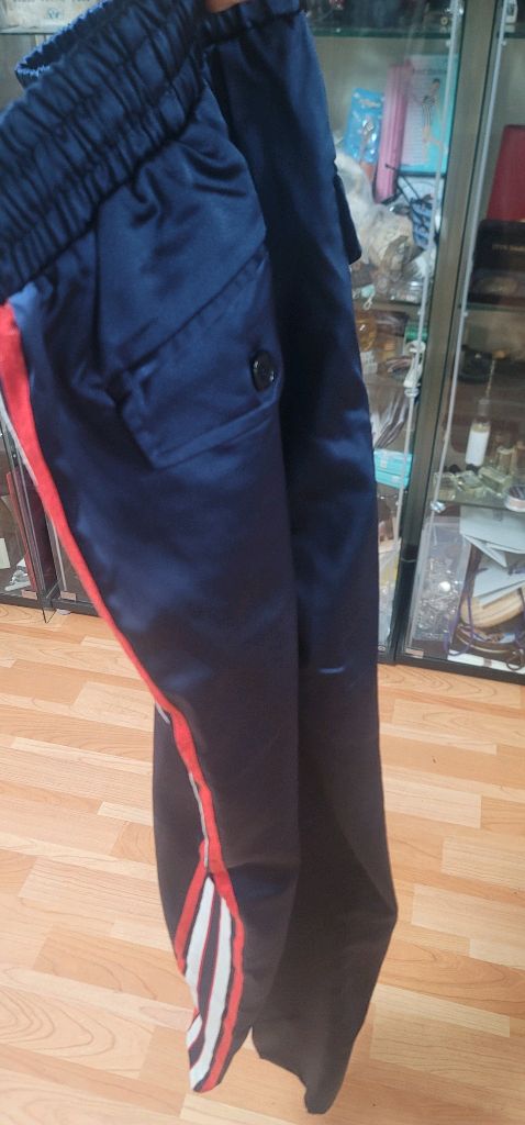 구찌 테크니컬 저지 조거 팬츠 (네이비)옷이 너무 많지만 오래전 지인에게 귀한 선물로 받은 구찌 저지 바지입니다. 이미지