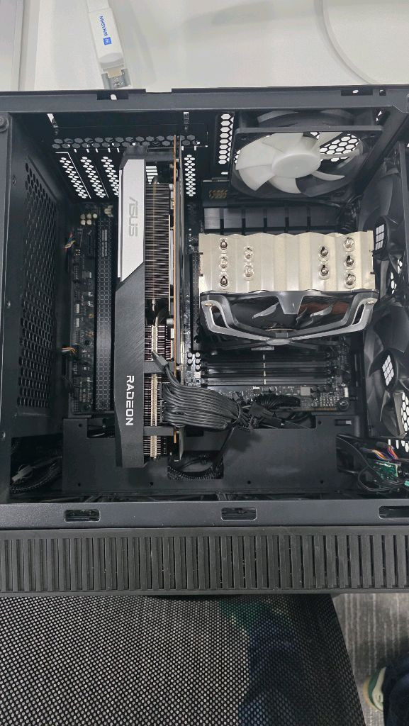 고성능 게이밍 PC 본체 이미지