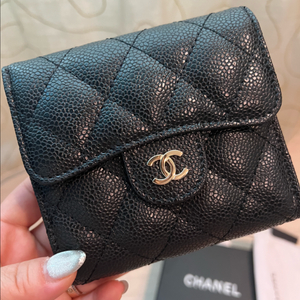 새상품 샤넬 클래식 캐비어 스몰 플랩 반지갑 골드 금장 메탈캐비어 레더 반지갑 이미지