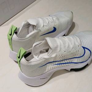 NIKE 240 에어 줌 템포 넥스트% 플라이니트 이미지