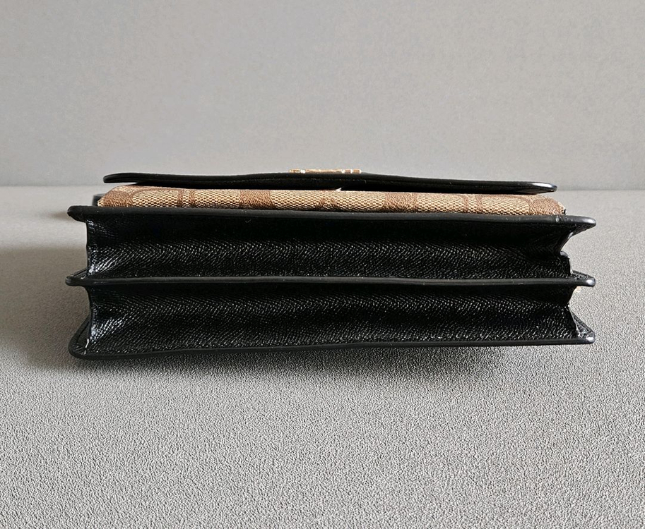 코치 체인크로스백 클레어 크로스바디 이미지