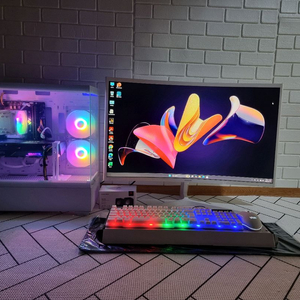 게이밍 컴퓨터 팝니다.고사양 풀세트.롤.피파.발로란트.옵치.피시.PC.스팀.배그.포토샵.로아.편집.화이트 이미지