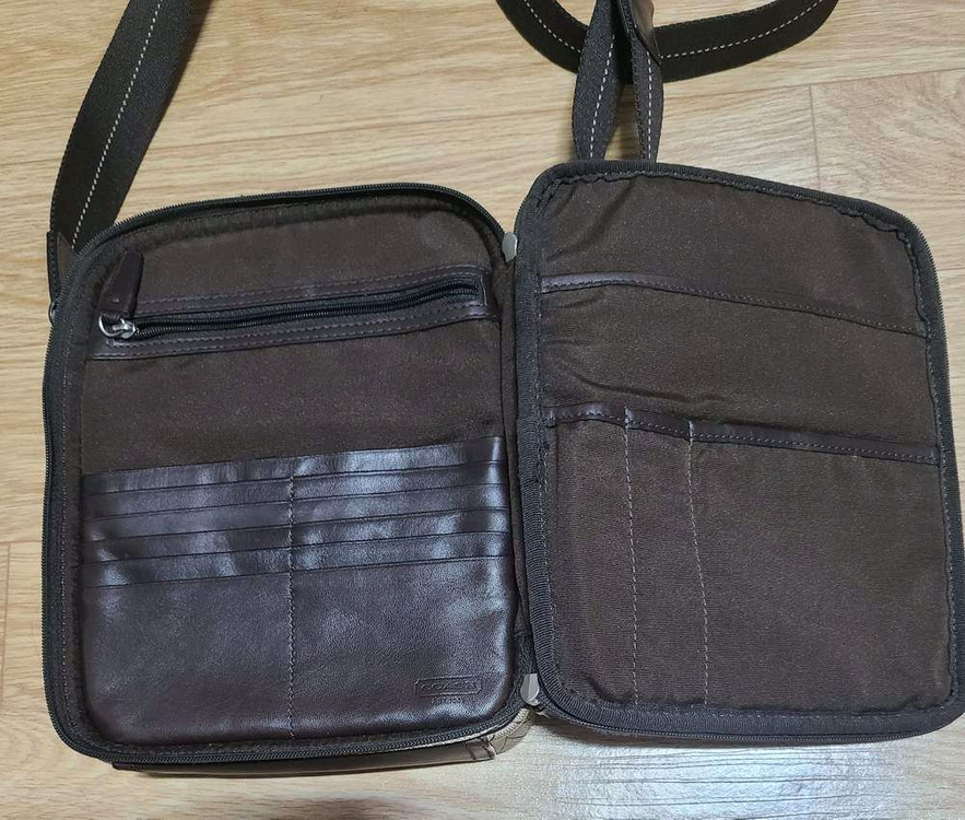 코치 여행용 크로스백 이미지