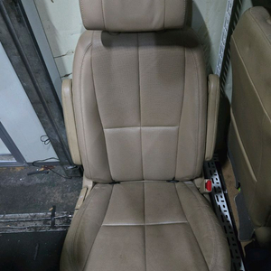 올뉴카니발 7인승 2열 리무진 시트입니다 이미지