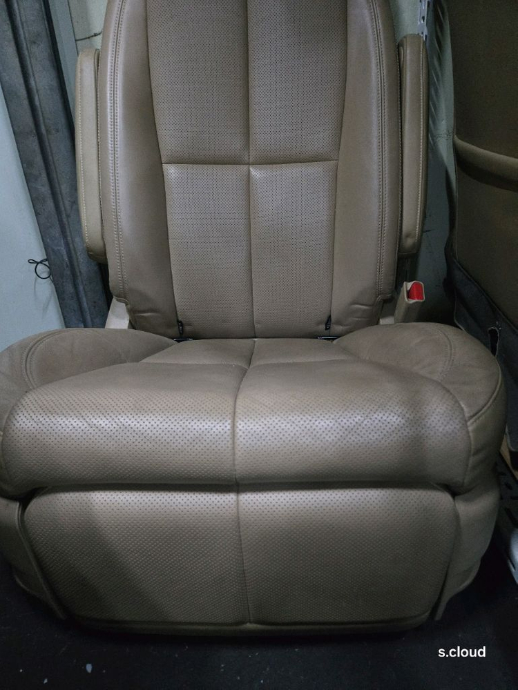 올뉴카니발 7인승 2열 리무진 시트입니다 이미지