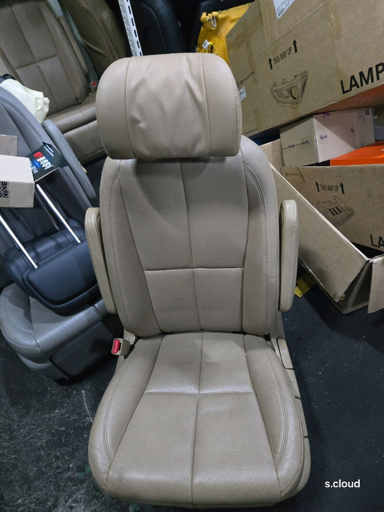 올뉴카니발 7인승 2열 리무진 시트입니다 이미지