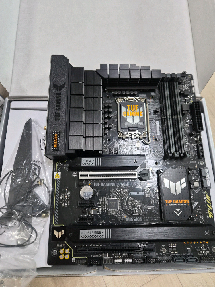 아수스 b760plus wifi 메인보드 이미지