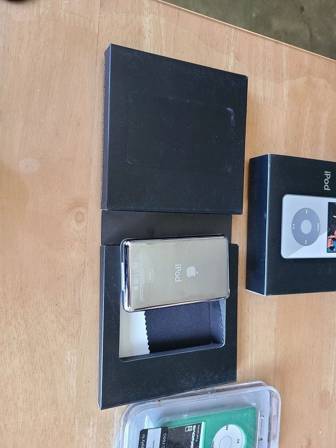 아이팟 우유팟 비디오 30G와 케이스 각각 미개봉 이미지