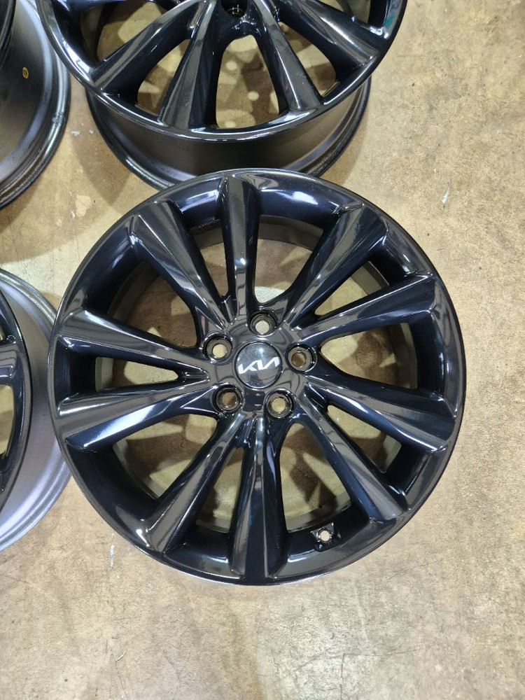 카니발 19인치 블랙유광휠(분체도장 후 미장착) 이미지