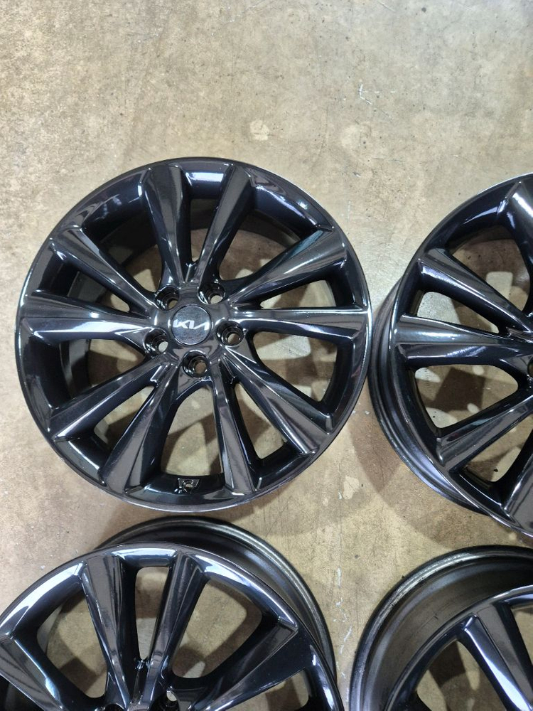 카니발 19인치 블랙유광휠(분체도장 후 미장착) 이미지