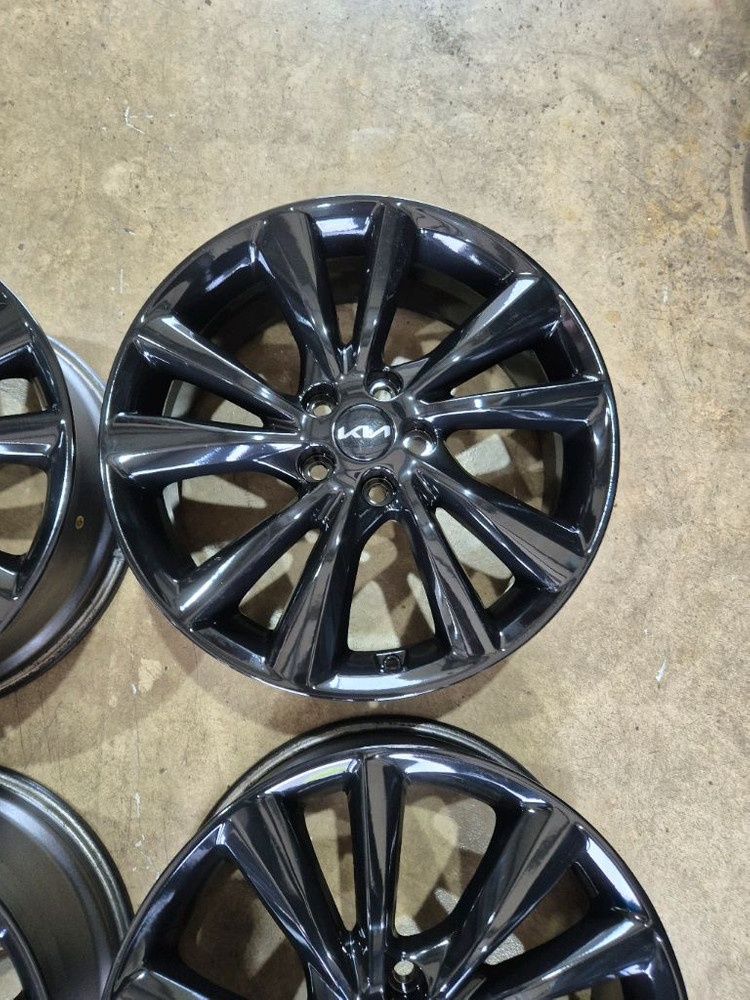 카니발 19인치 블랙유광휠(분체도장 후 미장착) 이미지