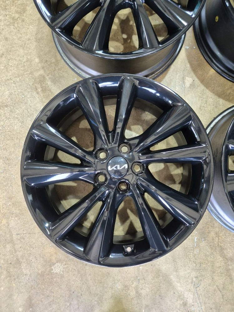 카니발 19인치 블랙유광휠(분체도장 후 미장착) 이미지