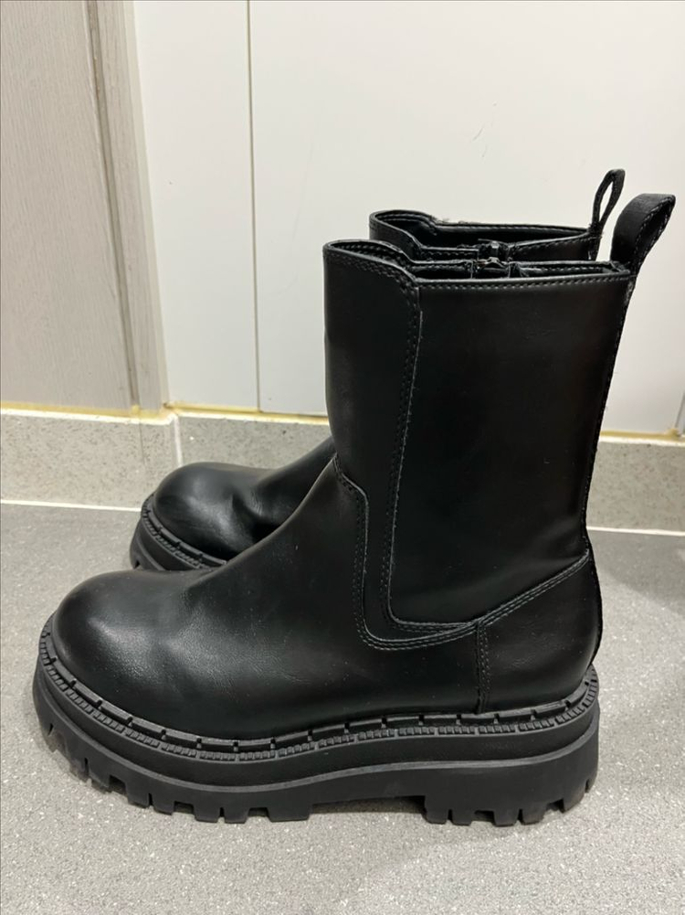 자라ZARA 트랙솔 앵클부츠 37사이즈 이미지