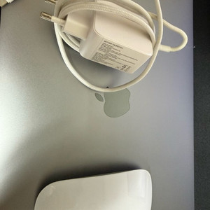 Apple MacBook Air 13인치 2020 i5와 매직 마우스 2 이미지