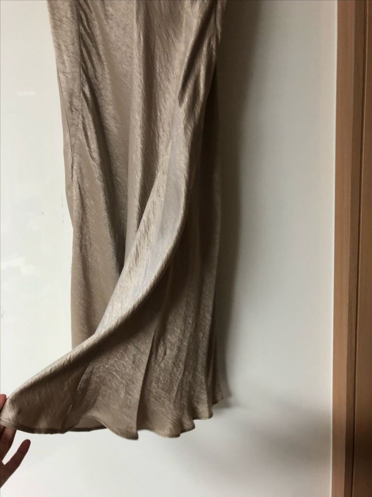 한섬 클럽모나코 24년 새틴 롱 스커트 치마 플레어 A라인 올드머니룩 골드 금색 이미지