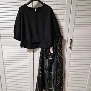 검정크롭블라우스 이미지