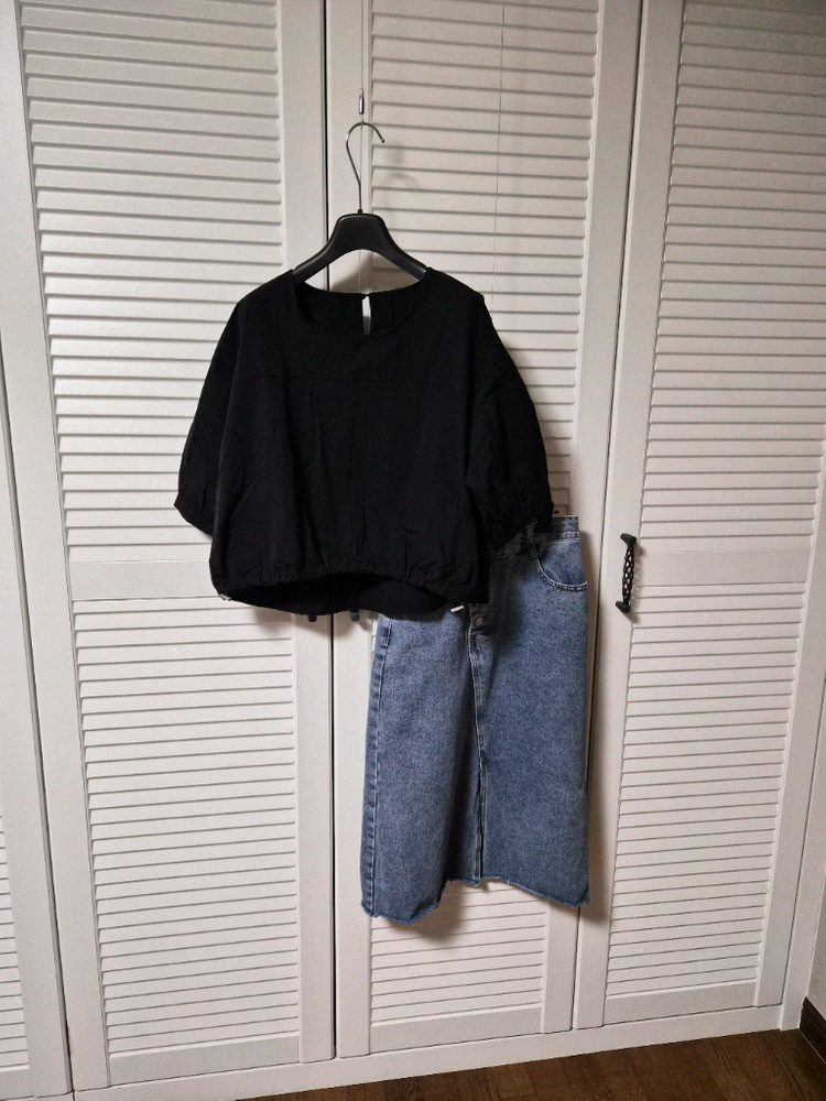 검정크롭블라우스 이미지