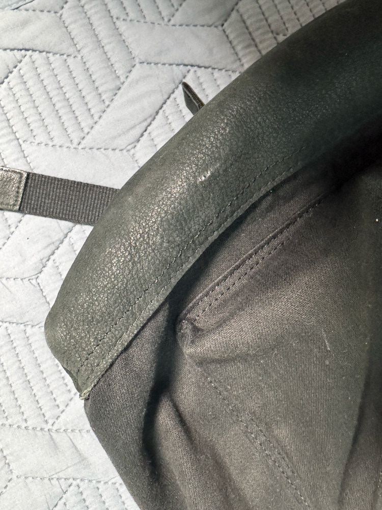 해칭룸 레더 데이팩 블랙 이미지