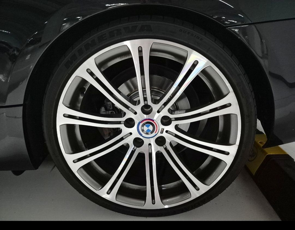 가격다운 민트급 bmw e92 m3 후기형 단조휠 팝니다 타이어포함 이미지