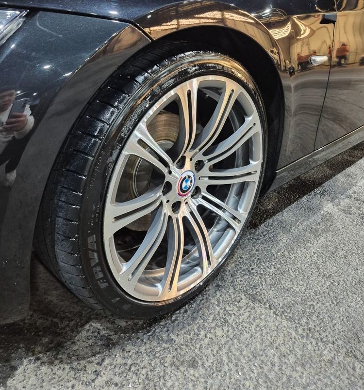가격다운 민트급 bmw e92 m3 후기형 단조휠 팝니다 타이어포함 이미지