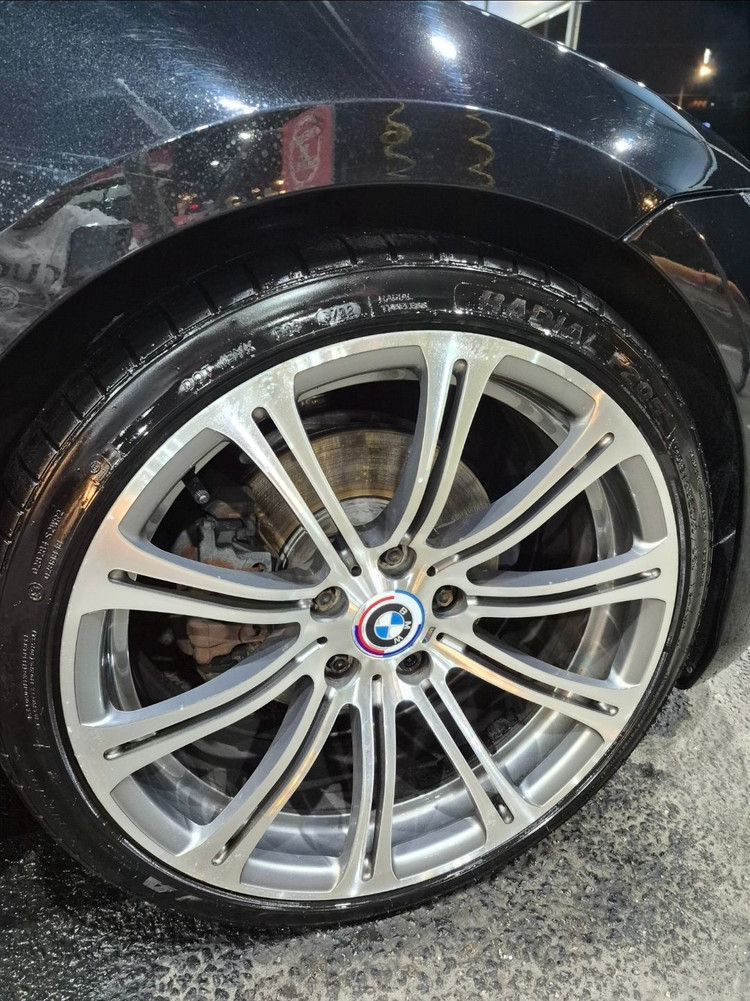 가격다운 민트급 bmw e92 m3 후기형 단조휠 팝니다 타이어포함 이미지