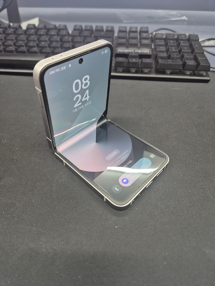 갤럭시 Z플립6 512G 쉐도우 실버 이미지