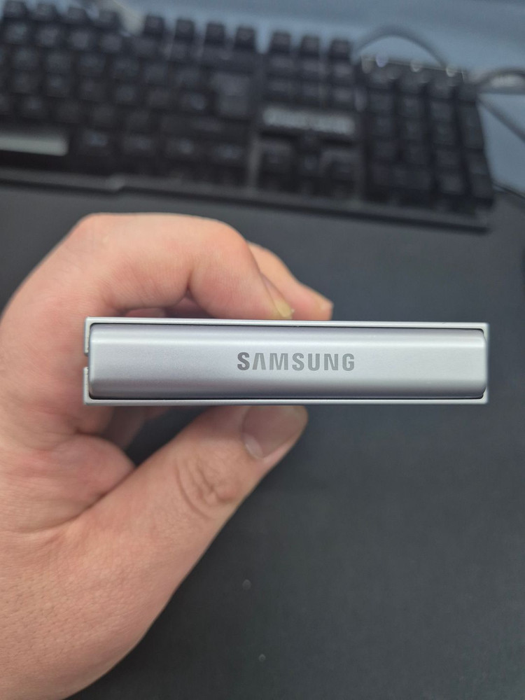 갤럭시 Z플립6 512G 쉐도우 실버 이미지