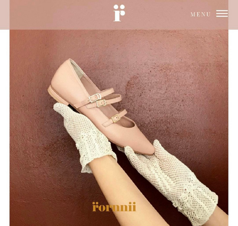 로르니 3스트랩 포인티드 플랫슈즈 이미지