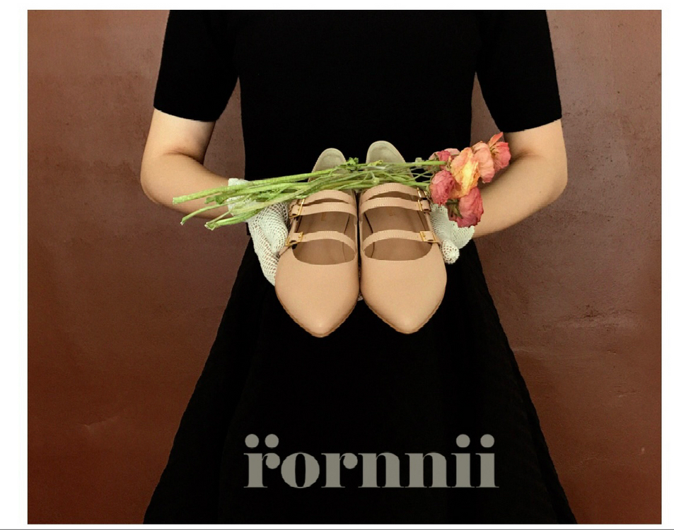 로르니 3스트랩 포인티드 플랫슈즈 이미지