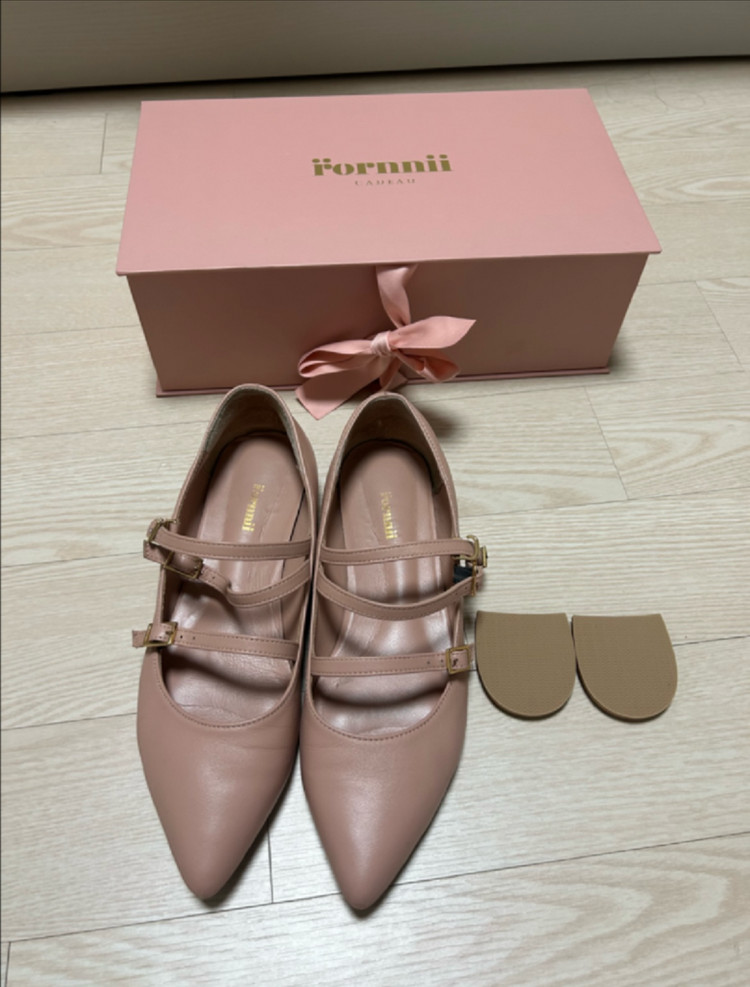 로르니 3스트랩 포인티드 플랫슈즈 이미지