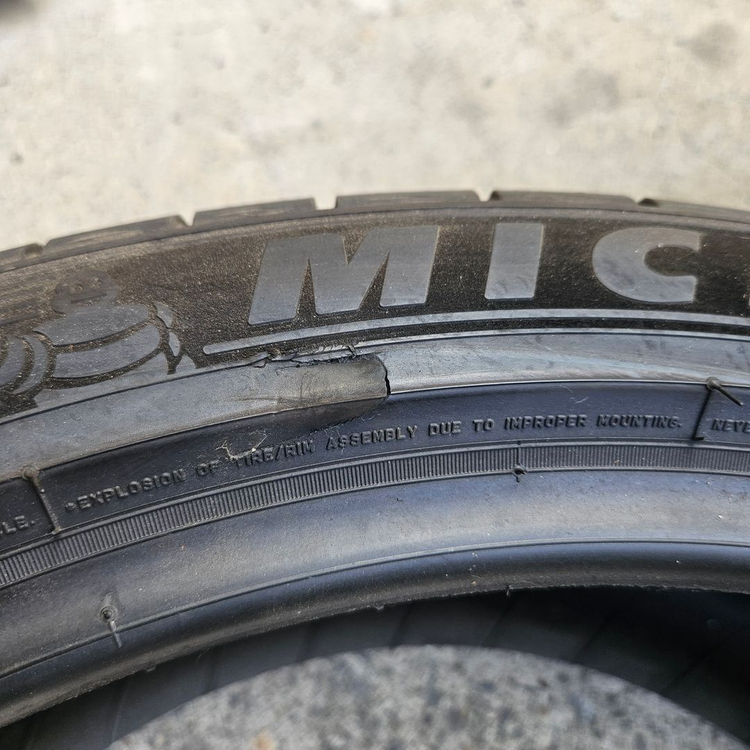 265/40R22 미쉐린 프라이머시 투어 AS 1본 판매 합니다 이미지