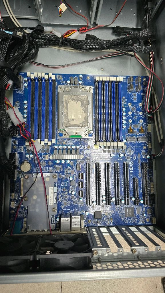 에픽 EPYC 7261 MZ32-AR0 CLN0222 1250W 이미지