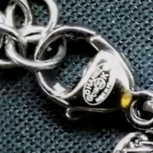 샤넬 정품 진주 목걸이로 골드와 실버 체인이 조합된 고급스러운와 카드 모두 포함 이미지