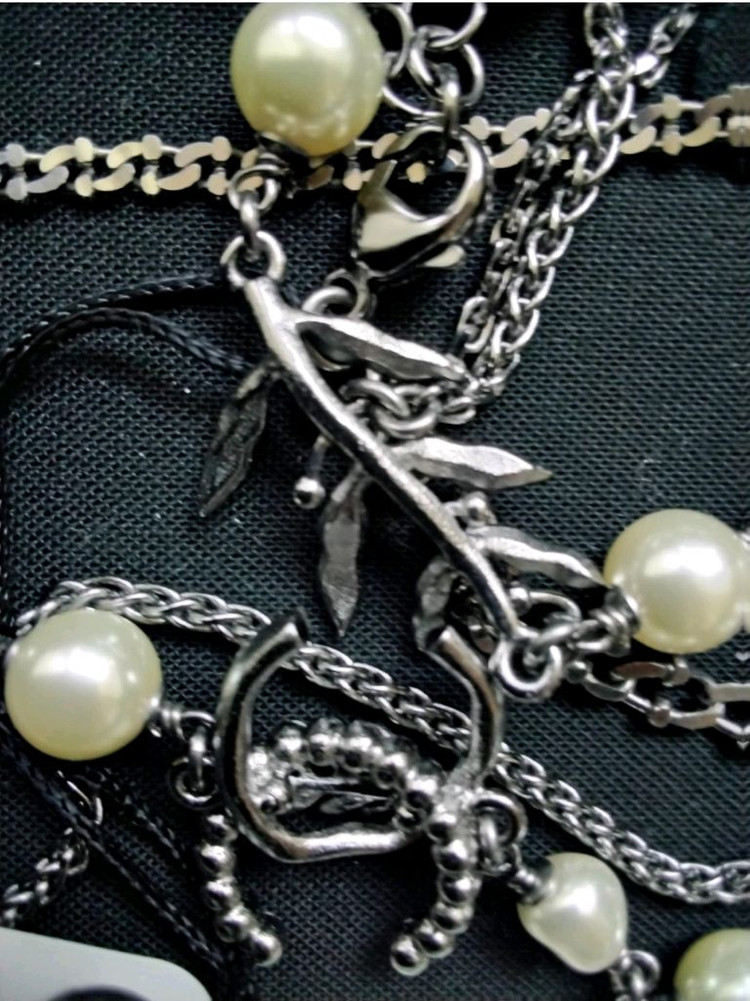 샤넬 정품 진주 목걸이로 골드와 실버 체인이 조합된 고급스러운와 카드 모두 포함 이미지