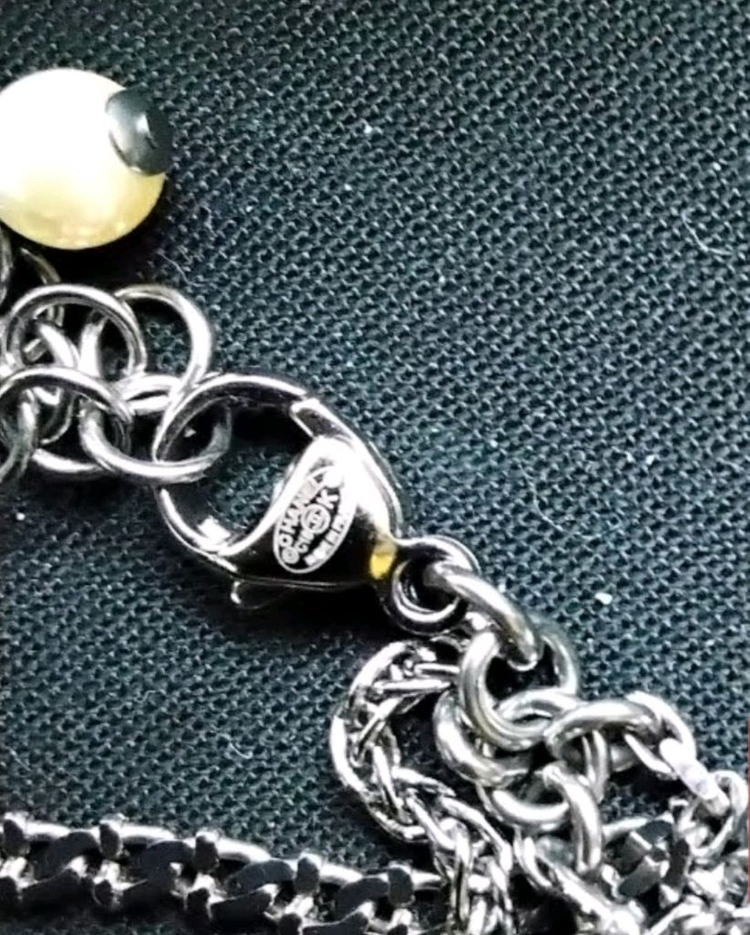 샤넬 정품 진주 목걸이로 골드와 실버 체인이 조합된 고급스러운와 카드 모두 포함 이미지