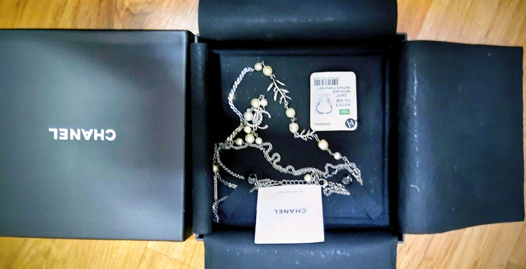 샤넬 정품 진주 목걸이로 골드와 실버 체인이 조합된 고급스러운와 카드 모두 포함 이미지