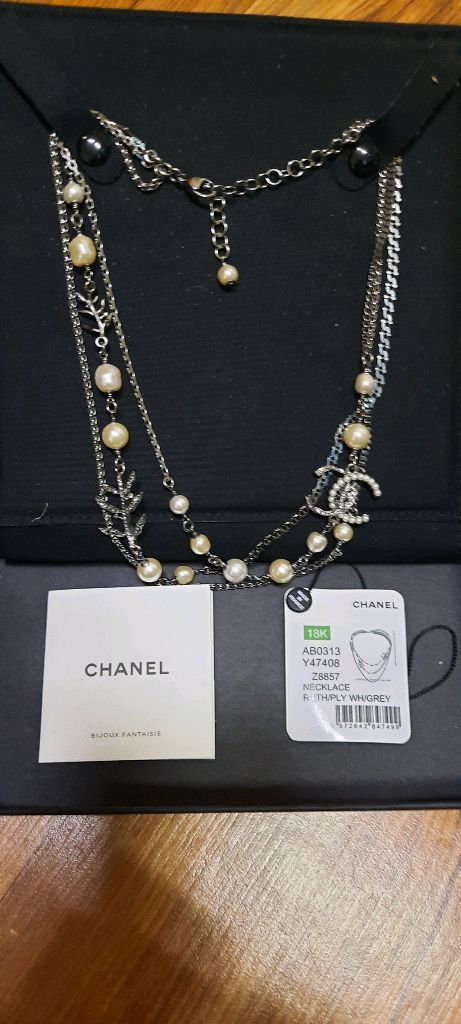 샤넬 정품 진주 목걸이로 골드와 실버 체인이 조합된 고급스러운와 카드 모두 포함 이미지