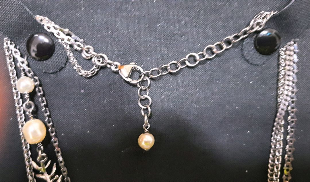 샤넬 정품 진주 목걸이로 골드와 실버 체인이 조합된 고급스러운와 카드 모두 포함 이미지