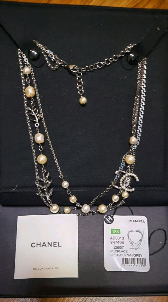 샤넬 정품 진주 목걸이로 골드와 실버 체인이 조합된 고급스러운와 카드 모두 포함 이미지