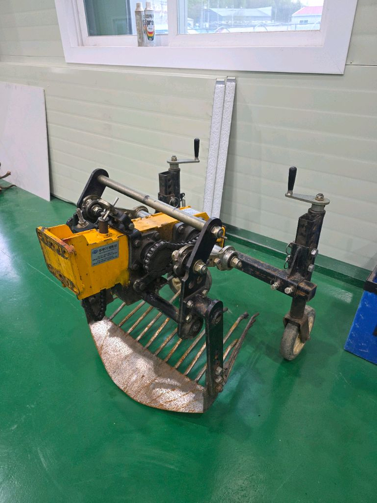 두루기계) 경운기용 고구마 등 땅속작물 수확기 판매 이미지