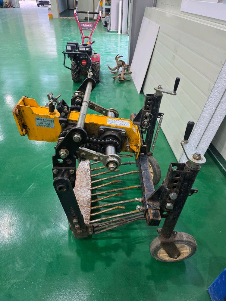 두루기계) 경운기용 고구마 등 땅속작물 수확기 판매 이미지