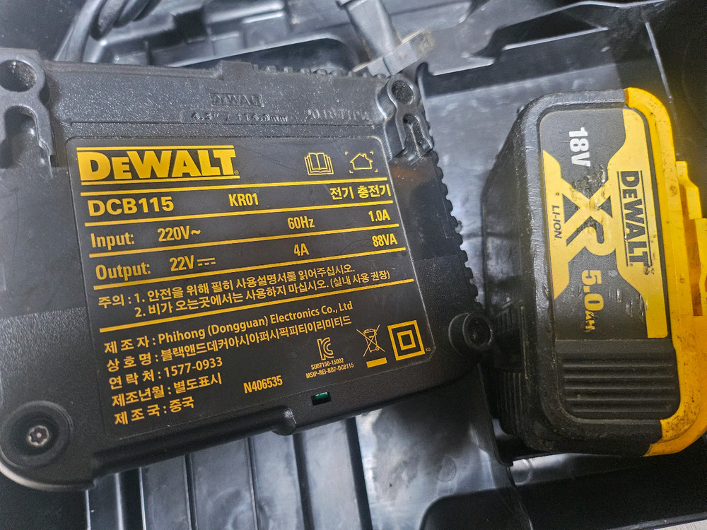 디월트 20V MAX 브러쉬리스 충전 해머 드릴 DCD709 세트 이미지