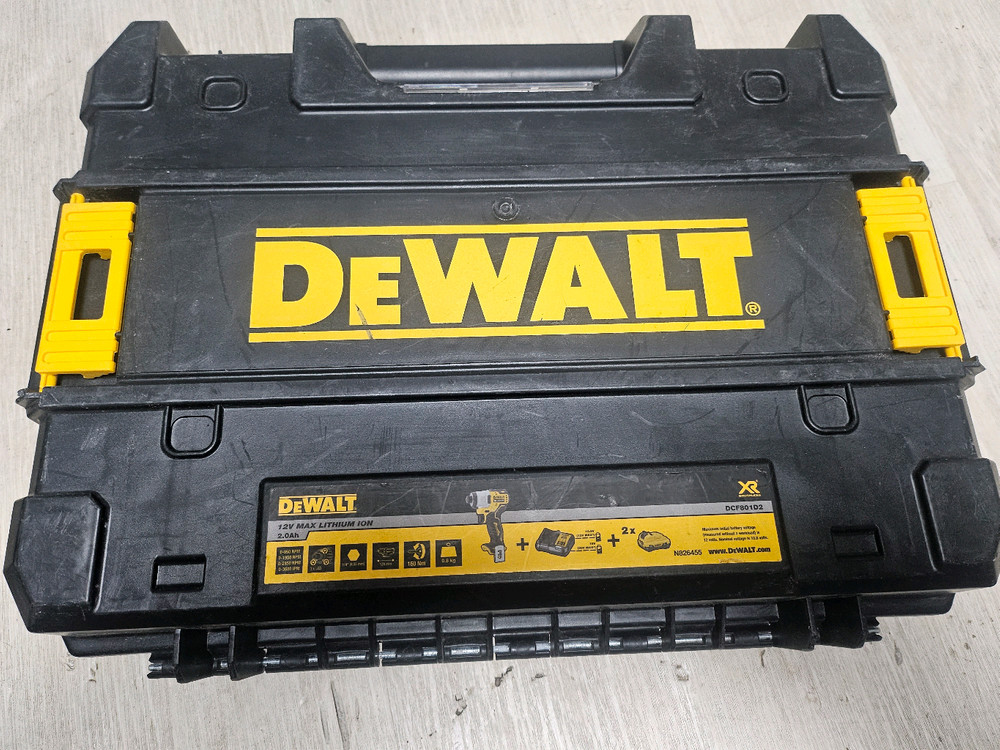 디월트 20V MAX 브러쉬리스 충전 해머 드릴 DCD709 세트 이미지