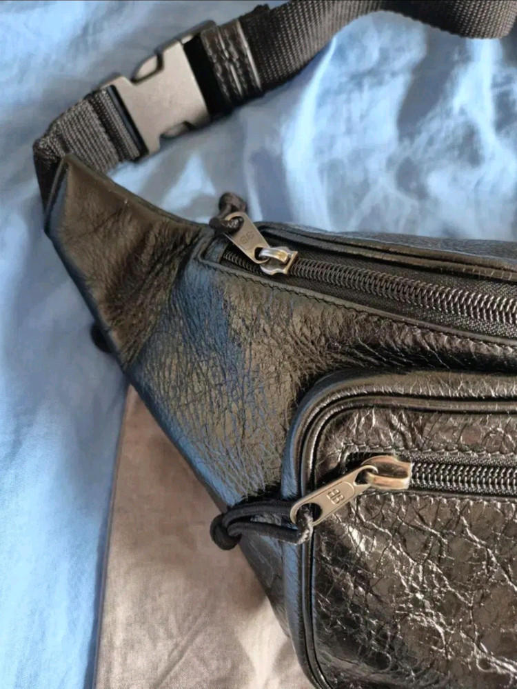 발렌시아가 익스플로러 힙색 팝니다 이미지