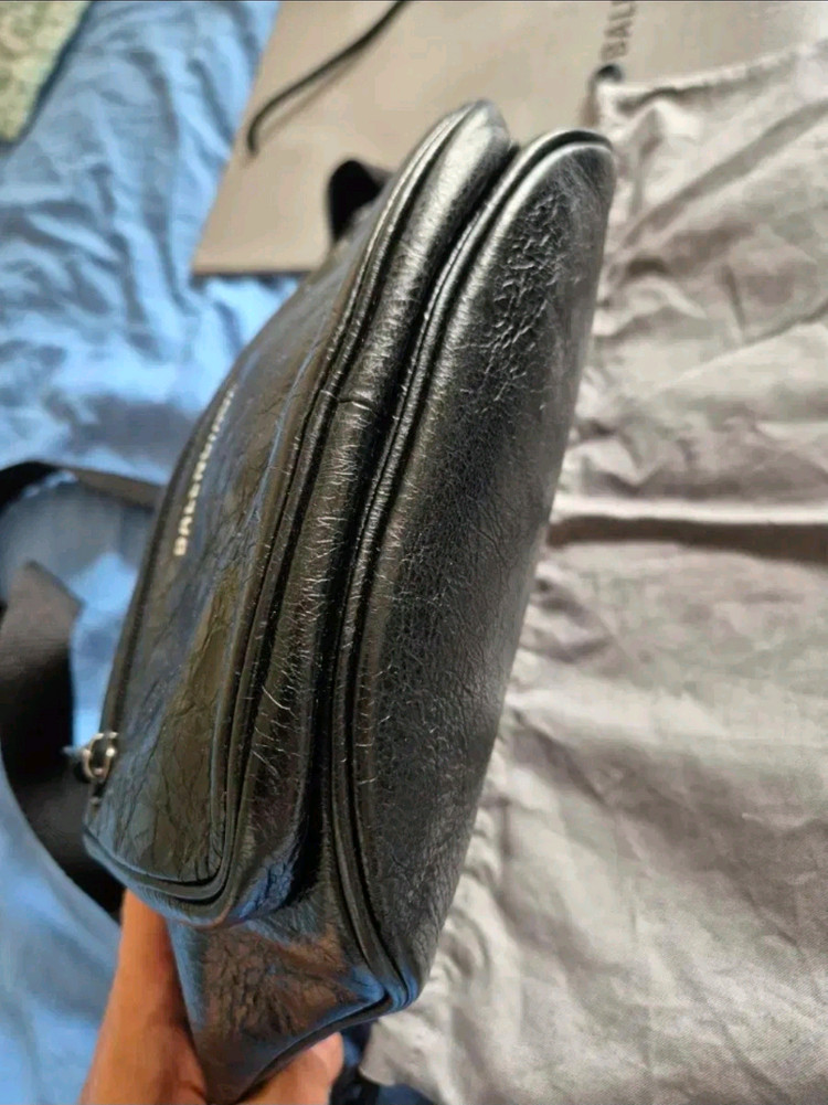 발렌시아가 익스플로러 힙색 팝니다 이미지