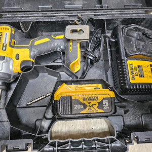 디월트 충전 브러쉬리스 임팩 드라이버 드릴 세트 이미지