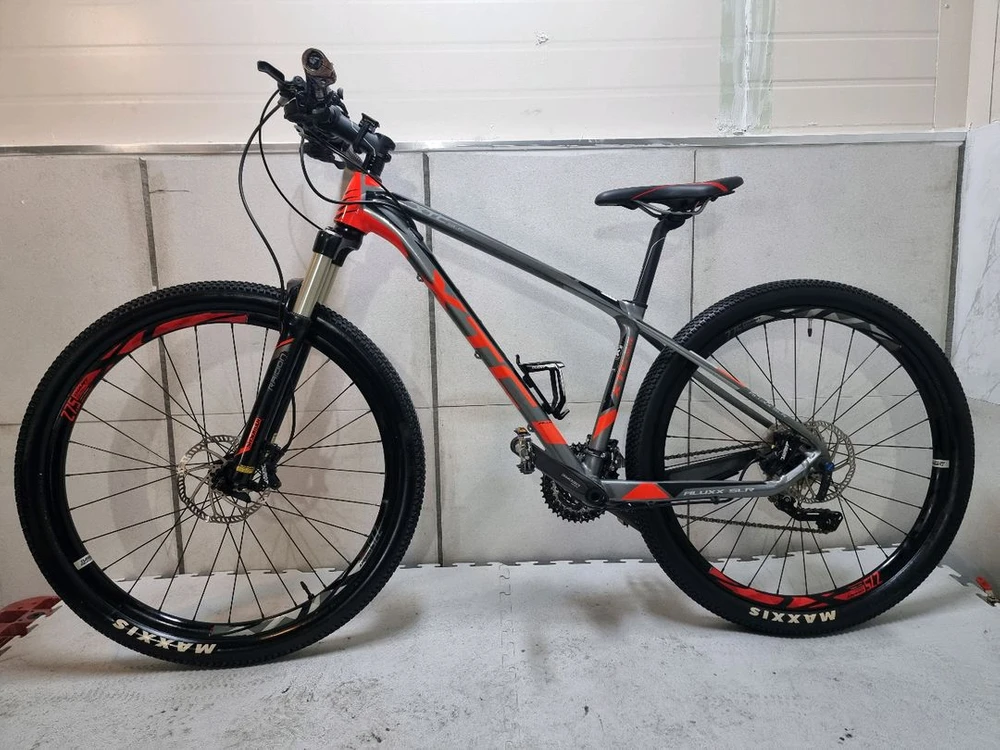 자이언트(Giant)의 XTC SLR 3 MTB 자전거 입니다. 이미지